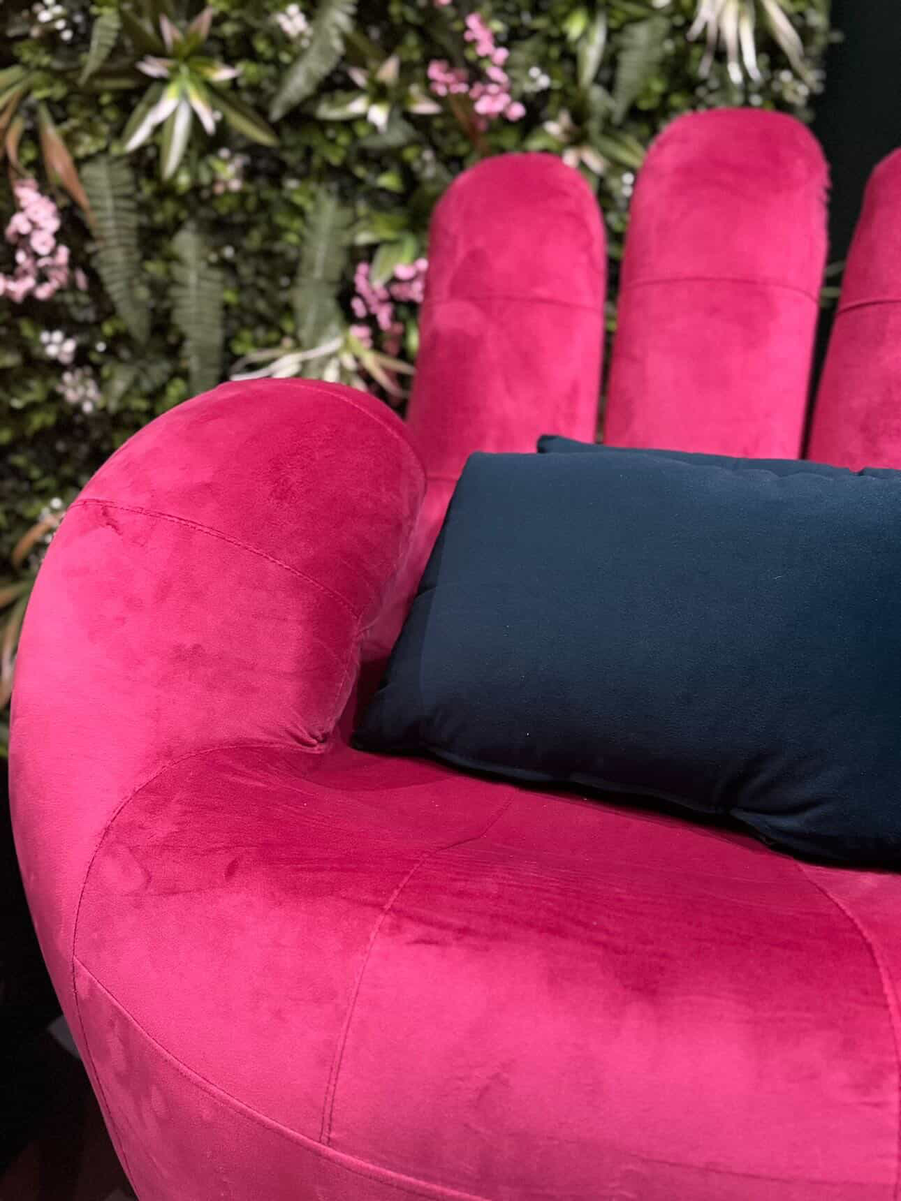 Detail des pinken Sessels